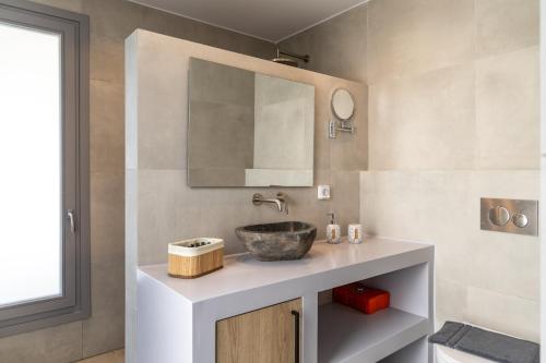 Alia Vourla Suites