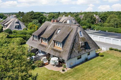 an overhead view of a house with a thatched roof at Henning in Keitum