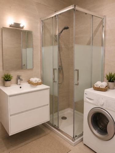 Le Héliodore , Air conditioning, Beaches 5 minutes away on foot