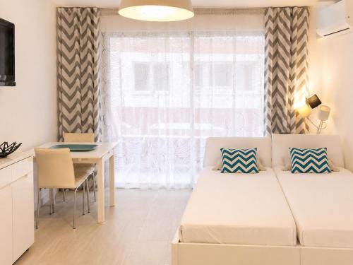 Le Héliodore , Air conditioning, Beaches 5 minutes away on foot
