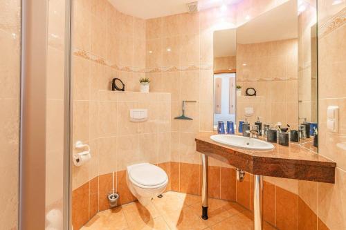 a bathroom with a toilet and a sink at Ostseeglück App Mittagsonne in Loddin