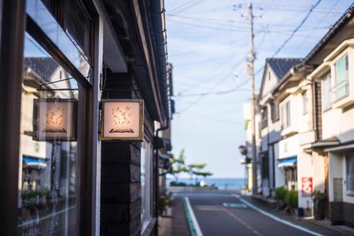 Book & Guesthouse Hitotomaru