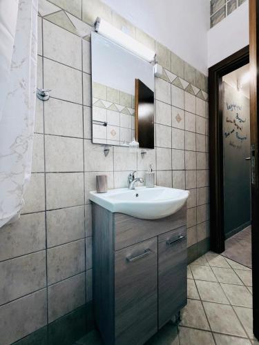 a bathroom with a sink and a mirror at Amisiana Green Oasis in Amisianá