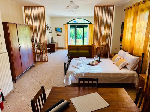 a room with a bed and a table and a dining room at Amisiana Green Oasis in Amisianá