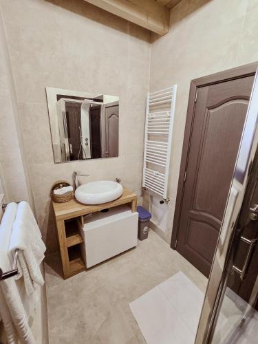 a bathroom with a sink and a mirror at Belis Chalet in Bălceşti
