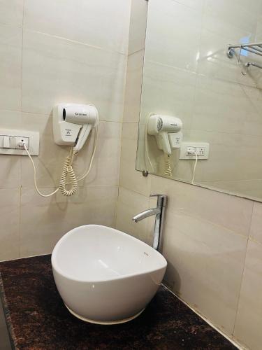 a bathroom with a white sink and a mirror at Hotel 14 Pods Morjim in Morjim