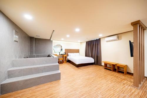 a hotel room with a bed and a bathroom at Hotel Traum in Gapyeong