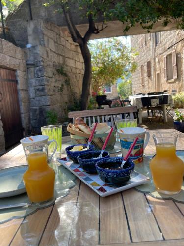 a table with bowls of food and glasses of orange juice at Di colombie in Figari