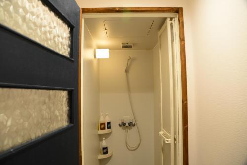 porta del bagno con doccia in camera di The Deer Park Inn a Nara