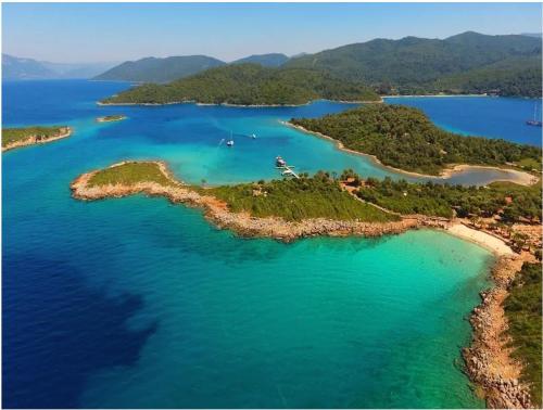 eine Luftaufnahme einer Inselgruppe im Wasser in der Unterkunft Nuup Hotel in Marmaris