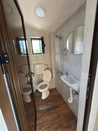 a bathroom with a toilet and a sink at Vila Luminis in Seone