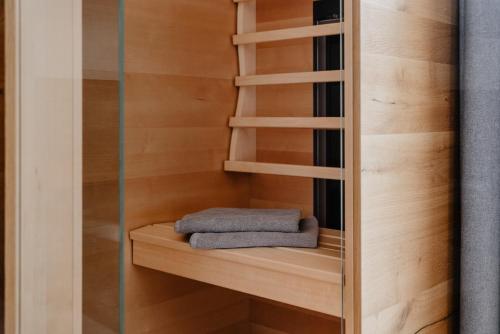 a book shelf in a closet with a towel at Appartementhaus Reiter in Altenmarkt im Pongau