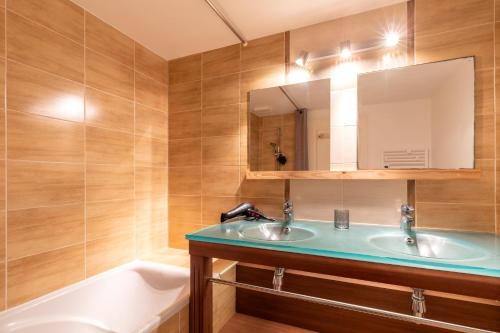 a bathroom with a sink and a mirror and a tub at Green Flat - Appt proche des Sables dOlonnes in LʼAiguillon-sur-Vie