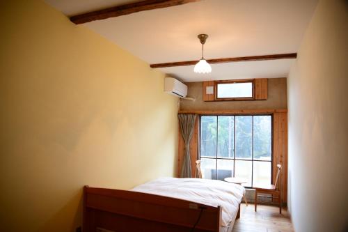 una camera da letto con un letto e una finestra di The Deer Park Inn a Nara