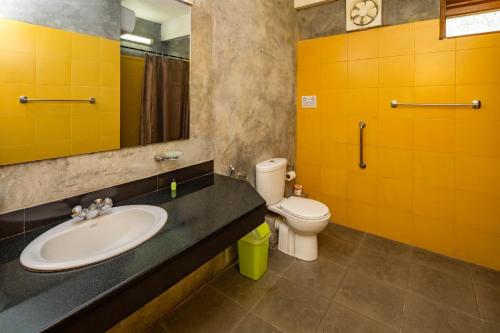 a bathroom with a sink and a toilet and a mirror at Alta Vista in Ella