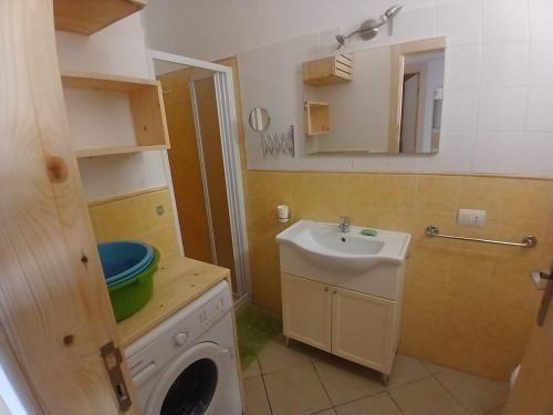 a bathroom with a sink and a washing machine at MORADIAS I02/C in Prainha