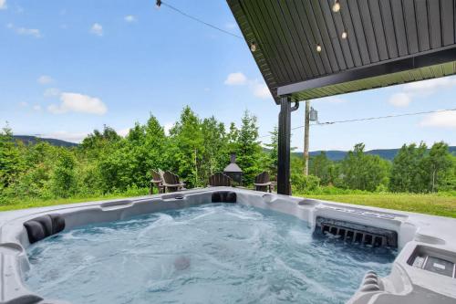 a hot tub in the middle of a yard at Panoramic View - Spa - L'Espace-temps in Saint Come