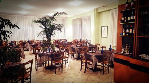 restauracja ze stołami i krzesłami w pokoju w obiekcie Hotel Gala w mieście Pesaro