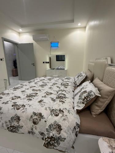 a large bed in a room with a couch at سويت لافندر in Abha