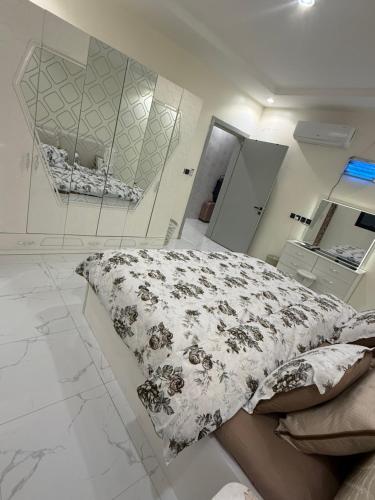 a white room with a bed with a blanket at سويت لافندر in Abha