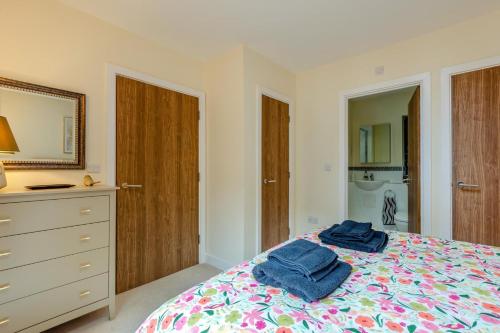 a bedroom with a bed with two blue towels on it at 2 Bed in Buxted oc-t44744 in Buxted