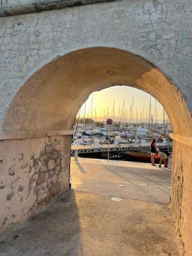 Fort Carré & Yachts View 2Bed Apartment in Old Antibes photo 27