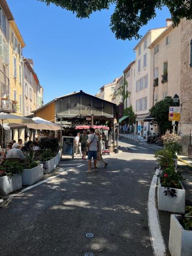 Fort Carré & Yachts View 2Bed Apartment in Old Antibes photo 32