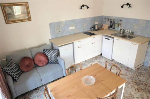 a living room with a couch and a table at Heldův pokojík v centru města in Zákupy