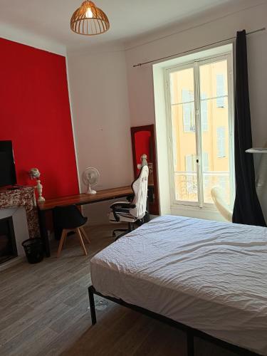 au centre de Nice proche de la mer GRANDE chambre climatisée direct tram durandy aéroport