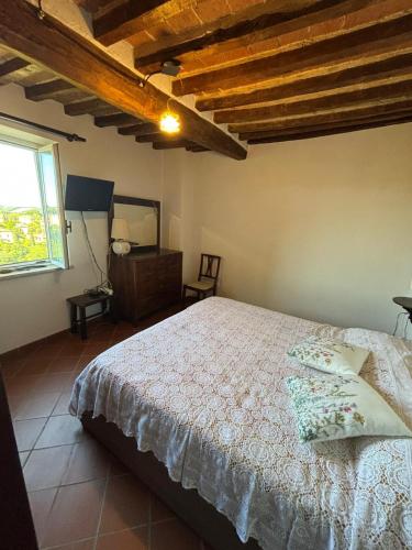 a bedroom with a bed and a window at Casa Didi in Cetona