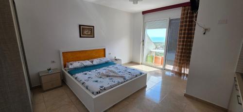 ein Schlafzimmer mit einem Bett und Meerblick in der Unterkunft Hotel Vela Mare in Borsh