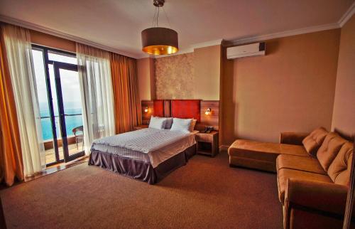 a hotel room with a bed and a couch at Hotel Montana in Sarpi