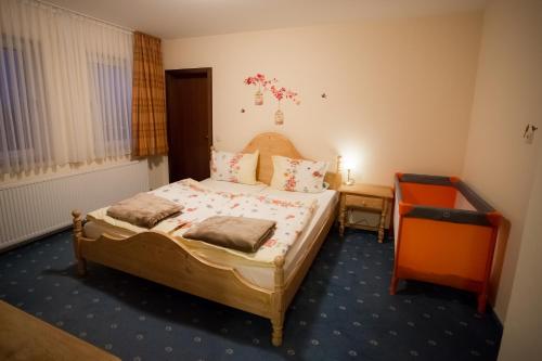 מיטה או מיטות בחדר ב-Landgasthaus Zu den Erdfällen