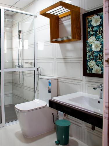 a bathroom with a toilet and a sink at Villa Hima Arana in Galle