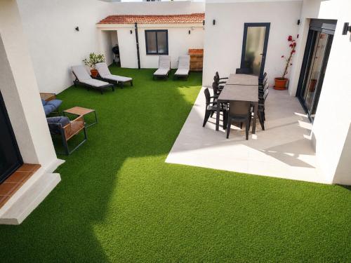 a living room with green grass on the floor at Casa Terrones - Espacio, Barbacoa, Centro ciudad y Sierra Nevada a un paso in La Zubia
