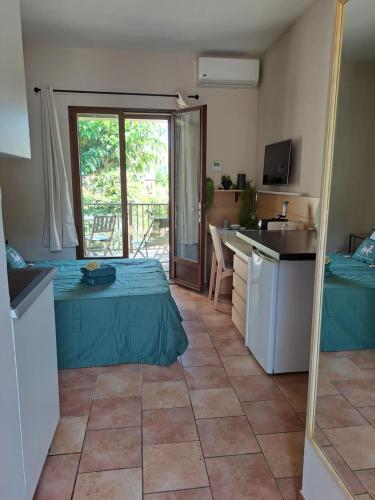 a room with a bed and a kitchen with a mirror at Studio sisco in Sisco