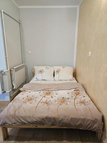 a bedroom with a bed with flowers on it at Jaśmin in Budry