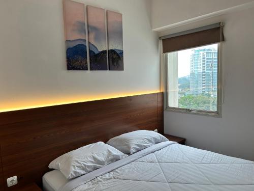 a bedroom with a bed and a window at Apartment 3BR Prima Bragacitywalk in Bandung