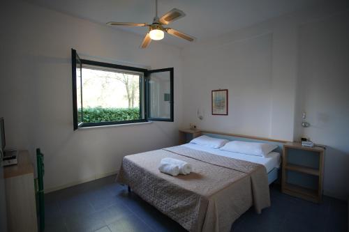 a bedroom with a bed and a ceiling fan at Residenze Sant'Andrea in Isca Marina