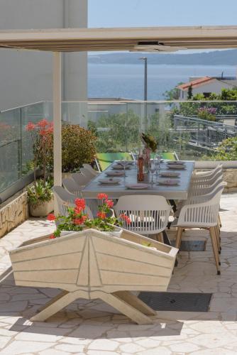 Luxury Villa, 40 sqm heated private pool, gym, Seaview, 200m to beach, 7 bedrooms