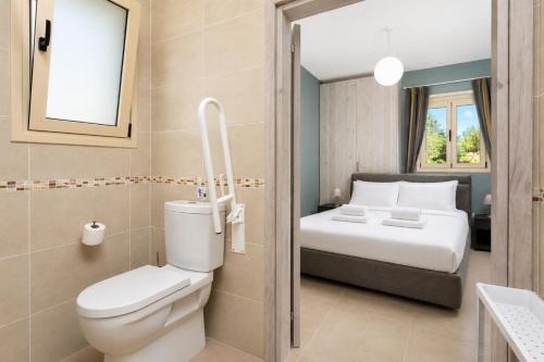 a bathroom with a bed and a toilet in a room at Villa Christel in Lachi