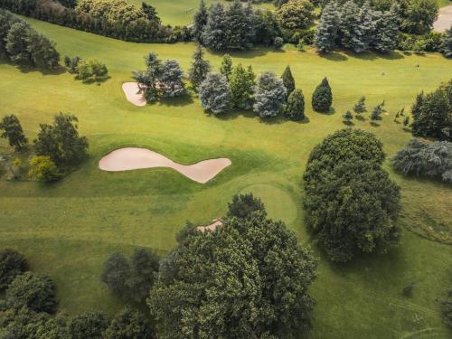 an overhead view of a golf course with a large green at Domaine Golf Saint-Lazare in Limoges