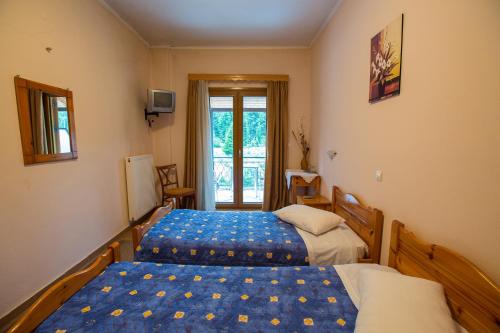 En eller flere senge i et værelse på Hotel Tzoumerka