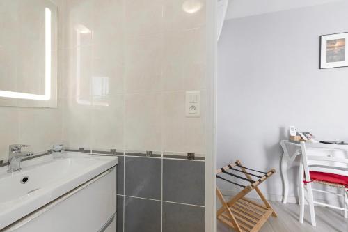 a bathroom with a bath tub and a sink at Chambre D'hôtes Le Retour De Plage in Olonne-sur-Mer