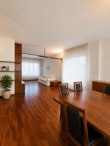 Ampio Appartamento di Prestigio 180 mq con Triplo Salone Zona Signorile Milano