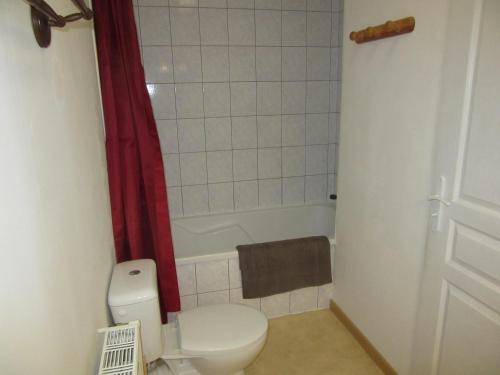 une salle de bain avec toilettes et baignoire dans l'établissement Gite La Grange à foin, à Hannonville-sous-les-Côtes