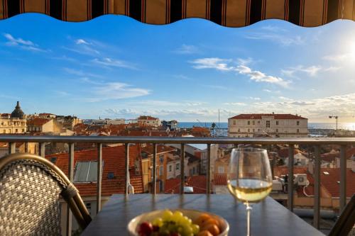 Central and premium apartment with terrace & sea view