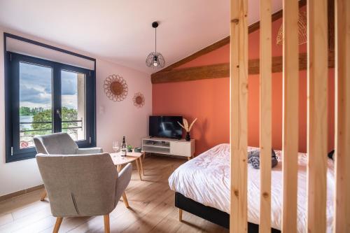 a bedroom with a bed and a desk with a chair at Vina Rhona - Loft de charme entre Rhône et Vignes climatisé in Condrieu