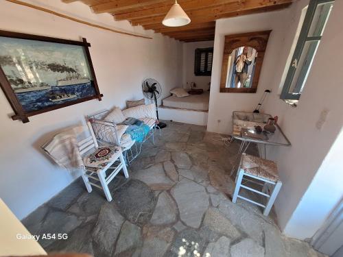 an overhead view of a living room with chairs and a couch at Charmante maison cycladique traditionnelle in Faros