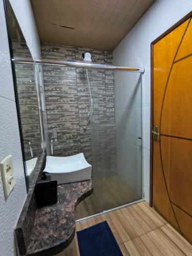 a bathroom with a sink and a shower at Casa Privativa com Piscina, Churrasqueira, Wi-Fi e Ar-Condicionado em Manaus in Manaus
